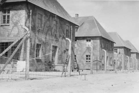 Auschwitz I (1945).jpg